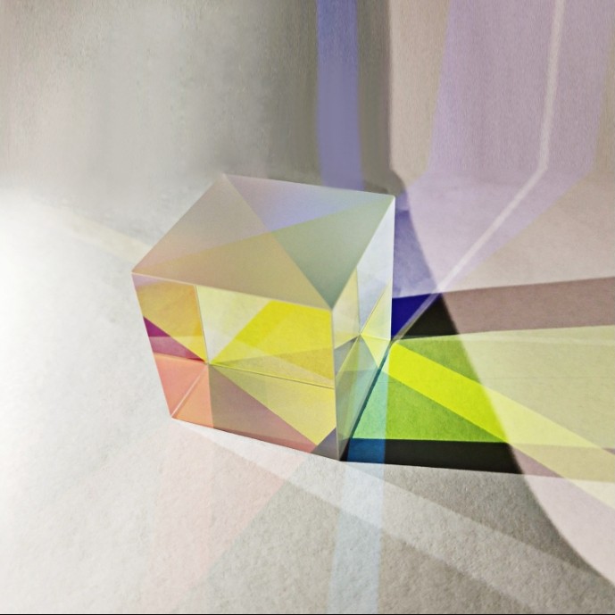 什么是合色棱鏡？它對(duì)投影儀有哪些作用？