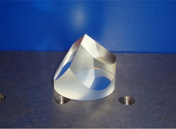 什么是角錐棱鏡？它有哪些光學作用？