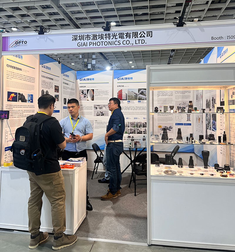 激埃特工作人員現(xiàn)場為客戶答疑解惑 激埃特工作人員現(xiàn)場為客戶答疑解惑