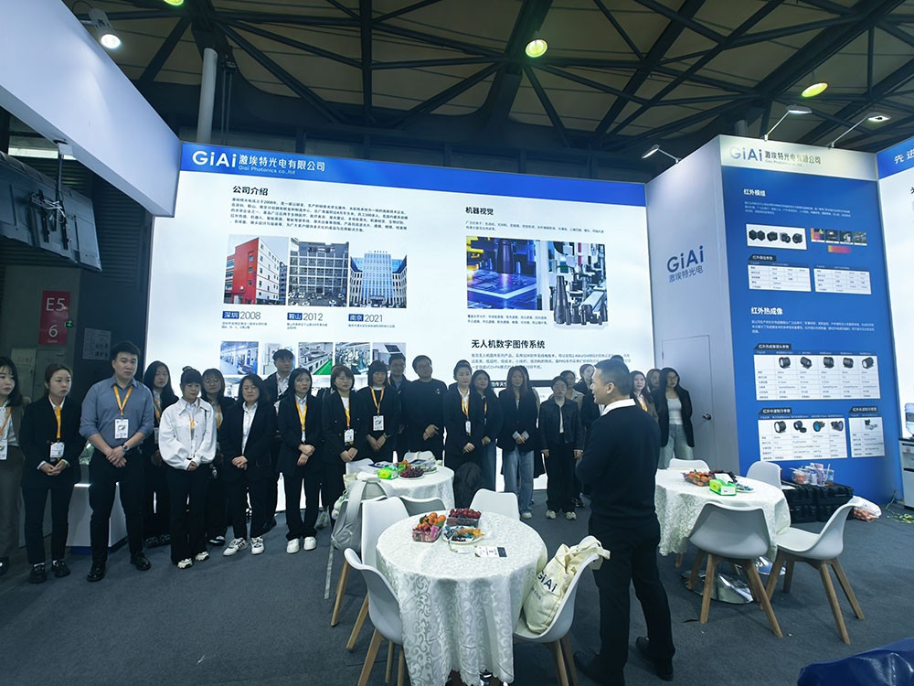 現(xiàn)場激埃特領導為員工規(guī)劃工廠行程