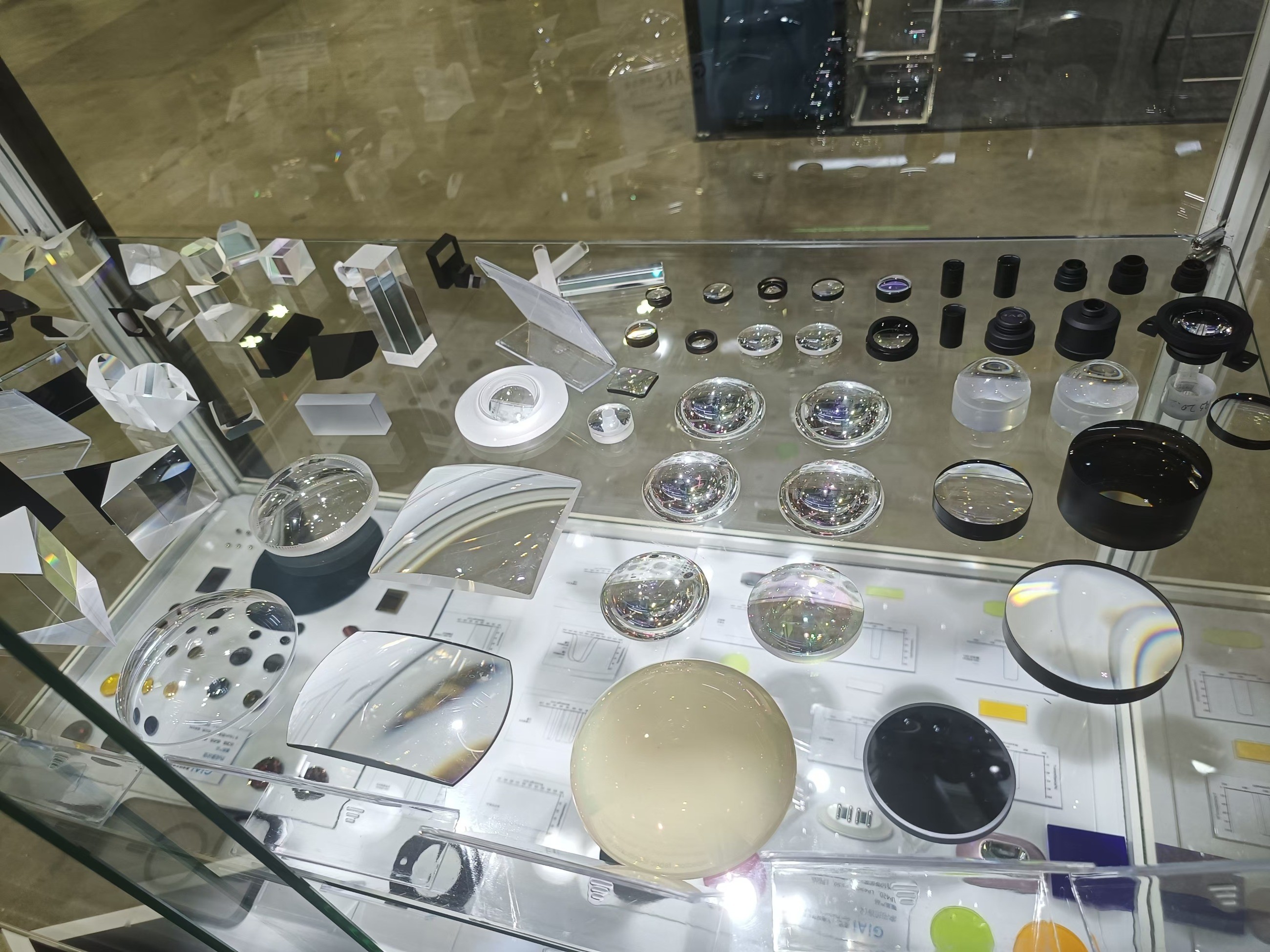 非球面點(diǎn)車與一體模壓工藝對比與應(yīng)用表現(xiàn)