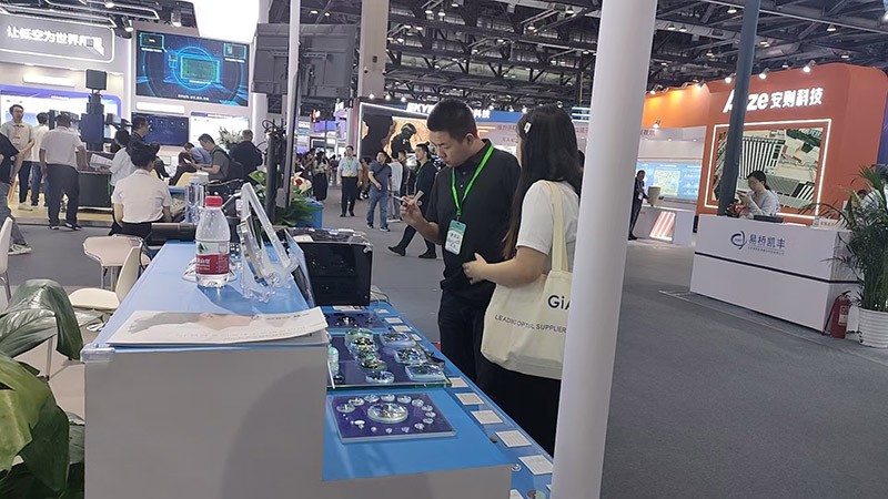 激埃特工作人員為現(xiàn)場人員講解2 激埃特工作人員為現(xiàn)場人員講解2