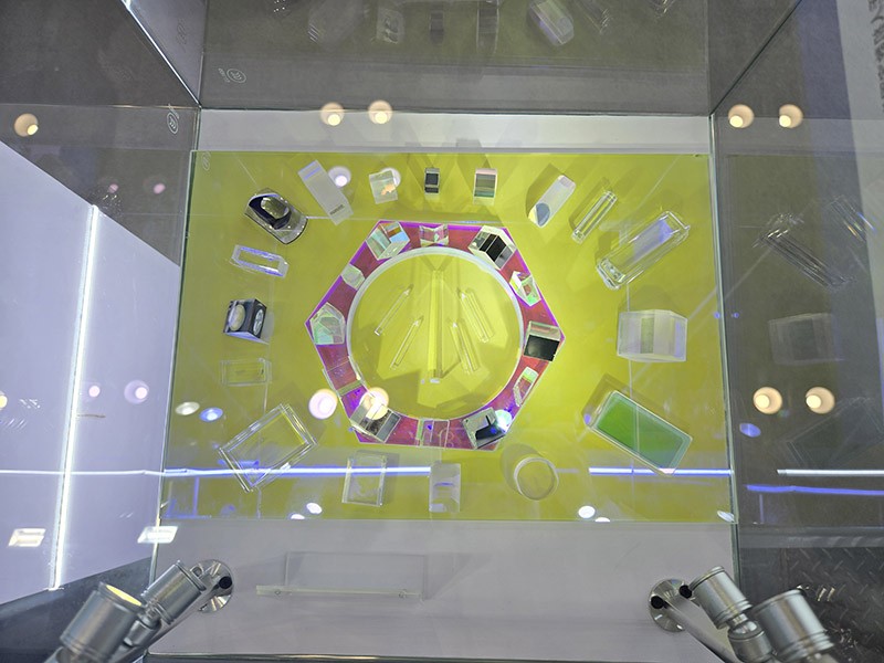 激埃特棱鏡展品俯視圖 激埃特棱鏡展品俯視圖